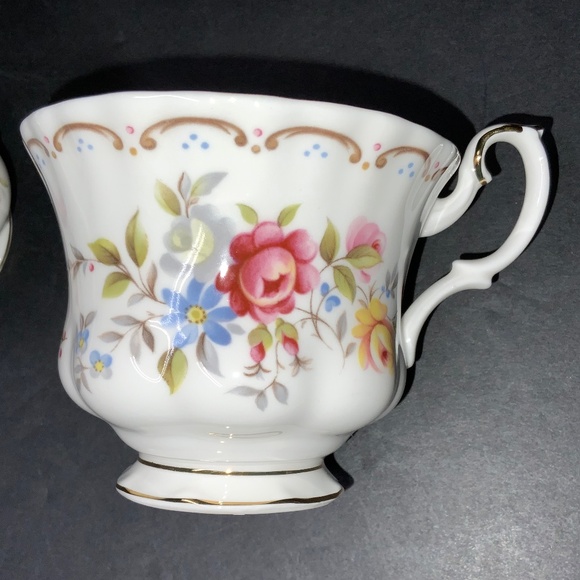 Vintage Royal Albert Jubilee Rose Set of 4 Teacups & 1 Saucer - EUC! - Picture 3 of 4